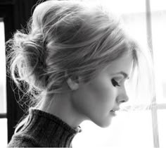 Love her hair Updo Casual, Weekend Hair, 60s Hair, Top Knot Bun, Chignon Hair, Messy Bun Hairstyles