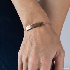 「 ACTUAL HANDWRITING BRACELET 」will be handmade right after ordering. This elegant piece of jewelry is the perfect gift for you or any of your family and friends ♥ .: i t e m . d e t a i l s :. * Material: SOLID 925 STERLING SILVER * Color: Silver - Gold - Rose Gold * Dimensions: 45mm Width x 7mm to 10mm Height * Item will come in a gift box and ready to be gifted. .: o r d e r . i n s t r u c t i o n s :. * Send us your image/PDF file using either the Contact Shop Owner or Message The Seller bu Fingerprint Bracelet, Custom Handwriting Jewelry, Meaningful Gifts For Her, Handwriting Bracelet, Custom Signature, Signature Bracelet, Handwriting Jewelry, Gift For Grandma, Name Jewelry