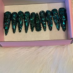 Custom Stiletto Emerald Green Press On Nails Included Storage Box, Glue And Gelly Tabs For Short Term Reusable Wear. Nails Color Green, Green Press On Nails, Acrylic Gel Nails, Emerald Nails, Gel Nail Colors, Acrylic Gel, Aesthetic Beauty, Green Nails, Green Aesthetic