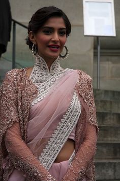 Long Saree Blouse Designs, Long Blouse Saree, Sonam Kapoor Fashion, Saree Jackets, Blouse Designs High Neck, Saree Bollywood, Fashionable Saree Blouse Designs, Stylish Blouse Design, Sonam Kapoor