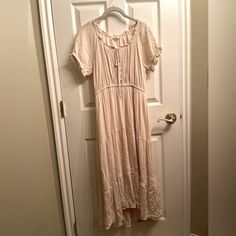 New-Never Worn Beige Flowy Boho Dress Casual Style, Casual Flowy Beige Boho Dress, Casual Beige Flowy Boho Dress, Casual Boho Dress With Ruffle Hem For Vacation, Casual Midi Peasant Dress For Daywear, Casual Midi Length Peasant Dress For Daywear, Casual Peasant Dress With Short Sleeves For Vacation, Flowy Casual Peasant Dress With Short Sleeves, Casual Short Sleeve Peasant Dress For Vacation