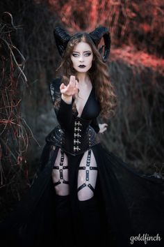 Vampire Photoshoot Ideas, Goth Photoshoot, Gothic Photoshoot, Female Drawings, Gothic Fashion Women, Horror Photography, Gothic Costume