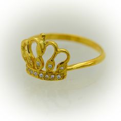 Anillo de Corona para Mujer Un accesorio simbólico para mujeres fuertes y seguras Este anillo de corona es una verdadera joya que te hará sentir como la reina que eres. Fabricado en oro 10k y decorado con 12 circones redondos de talla brillante de 1mm, este anillo es un accesorio simbólico que representa la fuerza de carácter, la confianza en uno mismo y la determinación. Con su diseño elegante y sofisticado, este anillo de corona es una pieza de joyería fina que complementará cualquier atuendo. Gold Ring With Crown Design, Elegant Formal Jewelry With Tall Crown, Gold Tall Crown As Gift, Yellow Gold Crown Jewelry, Adjustable Crown Design Wedding Rings, Adjustable Crown Design Jewelry, Elegant Round Crown For Gift, Adjustable Crown Design Jewelry For Anniversary, Elegant Adjustable Crown Design Jewelry