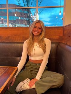 Button Up Green Shirt Outfit, Call School Outfits, Casual Outfits For College Summer, Cute Picture Outfits, School Outfits College Summer, Cute Fall And Winter Outfits, Modern Aesthetic Outfits, What To Wear On A Date, Lany Concert Outfit