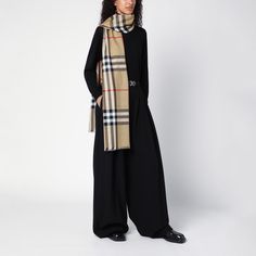 Burberry Wool et Scarf en soie avec un motif d'archive de contrôle beige, une bordure à franges et un étiquette de logo.51% de laine - 49% de soie Beige Scarf, Burberry Scarf, Fringe Scarf, Patterned Scarves, Logo Label, Scarf Men, Burberry Women, Knitwear Cardigan, Short Jumpsuit