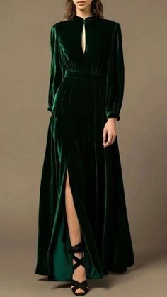 Emerald Green Velvet Dress, Dresses Country, Emerald Green Velvet, Dresses Princess, Green Velvet Dress, Velvet Fashion, Princess Wedding, Evening Gowns Formal, Fashion Mode