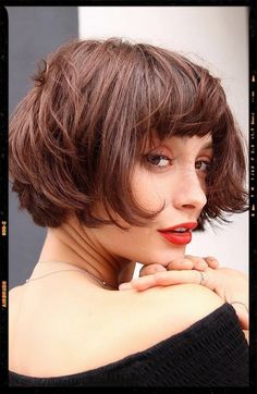 Dark Caramel French Bob Short Bob Hairstyles 2023, Bob Hairstyles 2023, Bob Lung, Kort Bob, Shot Hair, Face Framing Bangs, Bob Haircut With Bangs, Short Bangs, Short Layered Haircuts