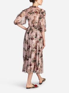 With a zipper closure at the back and signature hardware detailing, this Dolce & Gabbana Cat Floral Chiffon Wrap Maxi Dress is show-stopping piece. Made from 100% silk lined pink stretch inner lining, elegant design in Italy finished an embroidered logo plaque top. Chic Pink Silk Chiffon Dress, Feminine Silk Chiffon Cocktail Dress, Pink Silk Chiffon Cocktail Dress, Pink Chiffon Midi Dress For Evening, Pink Midi-length Chiffon Evening Dress, Pink Midi Chiffon Evening Dress, Feminine Pink Silk Chiffon Dress, Pink Feminine Silk Chiffon Dress, Silk Chiffon Dress For Spring