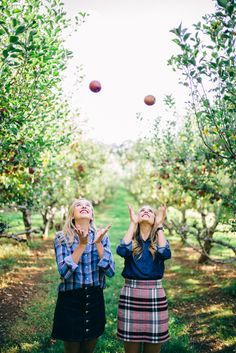 Apple Picking Photo Ideas, Apple Orchard Photoshoot, Orchard Photography, Apple Picking Outfit, Pumpkin Patch Photoshoot