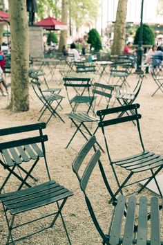 there are many empty chairs in the park