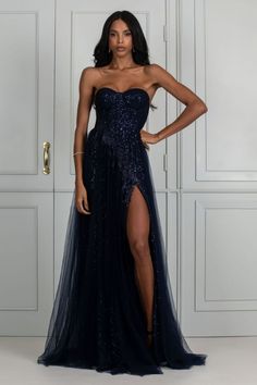 vestido longo azul marinho com brilho, alça fina, modelagem acinturada e saia fluida com fenda é indicado para pessoas com busto de todos os tamanhos e quadril de todos os tamanhos. Se atente às medidas indicadas para obter um bom caimento. Com um estilo sexy, clássico, sugerimos para as seguintes ocasiões: Casamentos na Cidade; Black Tie; Formandas; Madrinhas. Dream Party, Grad Dresses, Black Tie, Strapless Dress Formal, Fashion Clothes Women, Long Dress, Prom Dresses, Dress Up, Prom