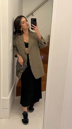 Dressy Outfits With Sneakers Fashion, Samba Styling, Office Street Style, Look Fashionista, Woman In Suit, Samba Outfit, Easy Chic, Inspo Looks, Uptown Girl