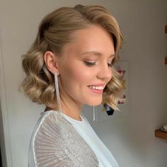 Short Hair Styles Bridesmaid, Bob Length Wedding Hairstyles, Wedding Curls Short Hair, Short Haïr Style For Wedding, Formal Hair Bob Length, Short Curled Wedding Hair, Long Bob Formal Hairstyles, Formal Hairstyles For Bob Hair, Bridesmaid Hairstyles Down Short Hair