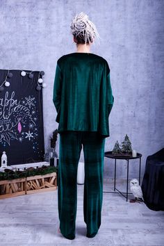 - Velvet pajama set for women - Long pants with elastic waist, length 100 cm (40 inches) fits for 5'3''-5'7'' - Wide shirt, full length sleeves (24 inches/ 60 cm) - Shirt length 65 cm (25 1/2 inches) - Pants with pockets Please, use this size chart to select your size US 0 Bust 82 cm (32.5 inches) Waist 64 cm (25 inches) Hips 89 cm (35 inches) US 2 Bust 85 cm (33.5 inches) Waist 66 cm (26 inches) Hips 92 cm (36 inches) US 4 Bust 88 cm (34.5 inches) Waist 68 cm (27 inches) Hips 94 cm (37 inches) Casual Long Sleeve Night Sets, Green Winter Sleepwear Sets, Green Pajama Party Sets For Winter, Green Sleepwear Sets With Long Pants, Green Pajama Party Sets With Long Pants, Green Long Sleeve Matching Pant Set, Green Loungewear Sets With Long Pants, Green Loungewear Sets, Green Lounge Sets With Long Pants