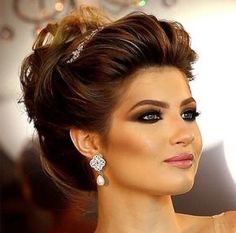 DICA DE PENTEADO E MAQUIAGEM PARA FESTA Wedding Hairstyles And Makeup, Hairdo Wedding, Hair Jewels, Veil Hairstyles, בר מצווה, Penteado Cabelo Curto