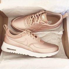 Rose Gold Nikes, Chic Sneakers, Adidas Shoes Women, Nike Free Shoes, Nike Shoes Outlet, Nike Shoes Women, Running Shoes Nike, Shoes Outlet