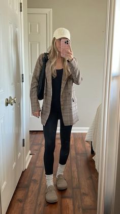 Winter Clogs Outfit Women, Clogs Work Outfit, Clogs Outfit For Women Fall, Leggings Clogs Outfit, Leggings And Birkenstock Clogs, Shearling Clogs Outfit, Fall Outfit With Birkenstock Clogs, Suede Clogs Outfit