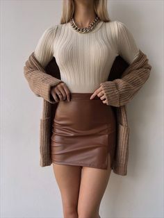 Brown Skirt Aesthetic, Sporty Skirt Outfits, Brown Leather Skirt Outfit, Brown Skirt Outfit, Tops Fall Outfits, Brown Leather Skirt, Leather Skirt Outfit, Skirt Outfits Fall, Stylish Fall Outfits