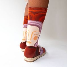 This Art Deco inspired knit includes the following colors: Rosebud Pink,Pumpkin Orange and Rosewood Pink Sleeping on Sepia Brown background with Cobalt Blue toe. The French brand Bonne Maison creates high quality socks with Egyptian cotton and an elastane double thread. These mid-calf length socks are machine washable at 30/40° C. The composition of these thin socks is : 90% cotton, 8% Polyamide, 2% Elastane. This perfect mix offers to the socks solidity & comfort. Made in France Meet the Design Sleeping Socks, Statement Socks, Blue Toes, Pink Pumpkin, Pink Pumpkins, Brown Background, French Brands, Patterned Socks, Art Deco Inspired