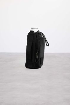 Water Bottle Sling Bag & Holder | Béis Water Bottle Sling, Black Water Bottles, Carry On Essentials, Bottle Sling, Water Bottle Carrier, Mens Luggage, Something Nice, Bottle Carrier, Bottle Shop