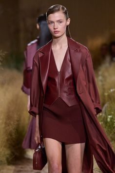 Burgundy Fashion, Tiktok Fashion, Mode Casual, Suit Fashion, Spring 2024, Style Guide, Primavera Estate, Cosmopolitan, Couture Fashion