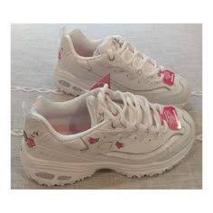 New With Box Skechers D'lites Bright Blossoms Shoes 5 Wide With Air-Cooled Memory Foam. White With Pink Flowers. So Cute! Sketchers Aesthetic, Sketchers Shoes For Women, Sketchers Dlites, Skechers Dlites, Skechers Shoes Women, Skechers D'lites, Sketchers Shoes, Skechers D Lites, Cute Clothing Stores