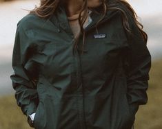 Patagonia Rain Jacket Outfit, Patagonia Aesthetic, Green Patagonia Jacket, Claire Core, Patagonia Rain Jacket, Green Rain Jacket, Dark Green Jacket, Jacket Aesthetic, Patagonia Outfit