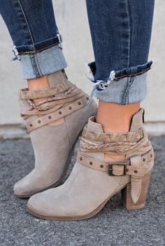 Heels Winter, Mid Heel Boots, Casual Ankle Boots, Boots Chunky, Boots Women Fashion, Buckle Shoes, Buckle Boots, Women Boots