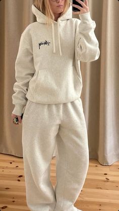 Winter Outfit Sweatpants, Baggy Tracksuit Outfit, Nike Matching Set Outfit, Sweatsuit Aesthetic, Danish Outfit, Cute Tracksuits, Ootd Jogging, Winter Fits For School, Sweatsuit Outfits Women