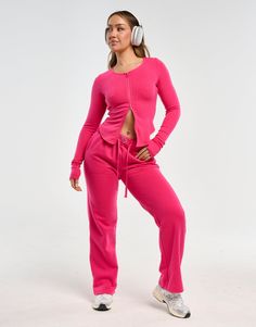 Loved by all for their cosiness and dependability. The Blur Flare Sweatpants are the perfect basics to help you get more out of your athleisure - Regular Waisted. Mid-rise waistband - Fabric is cotton mix for warmth and softness - Waist pockets - Embroidered ECHT Logo - Designed for low movement activities 60% Cotton, 40% Polyester Skye is wearing size Small. She is 170cm (5'6") tall with an 33" bust, a 25" waist and 36" hips. Flare Sweatpants, Movement Activities, Joggers Track Pants, Flare Leggings, Jogger Sweatpants, Tight Leggings, Sport Shorts, Long Sleeve Hoodie, Black Leggings