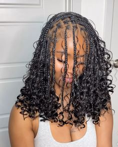 Medium Knotless Braids With Curly Ends Styles, Layered Curly Box Braids, Bohemian Braids Shoulder Length, Mid Length Boho Box Braids, Mid Length Braids With Curls, Short Box Braids With Curls At The End, Short Brown Braids With Curls, Heart Boho Braids, Short Curly Boho Braids