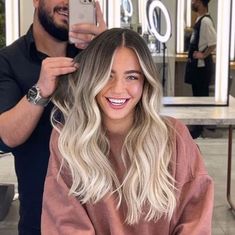 Blonde Hair With Dark Blonde Roots, Blond Hair Ideas Dark Roots, Blonde Balayage With Light Brown Roots, Balayage Hair Blonde Brown Roots, Dark To Light Balayage Blonde, Beach Hair Blonde Highlights, Long Blonde Balayage Hair Dark Roots, Blonde And Brown Bayalage, Balayage For Dark Roots