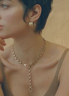 Laura Lombardi, Brass Hoop Earrings, Chunky Chain Necklaces, Fashion Hacks Clothes, Fashion Hacks, Gold Chain Necklace, Ear Jewelry, Jewelry Trends, Cute Jewelry