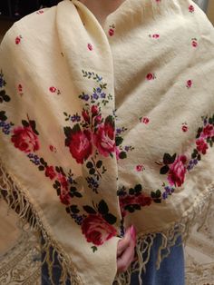 Excellent shawl in beige with red flowers. Vintage 1960s Size 92*89 cm Shoulder Scarf, Scarf Vintage, Flowers Vintage, Flowers Spring, Summer Gift, Vintage 1960s, Shawls And Wraps, Beige Color, Red Flowers