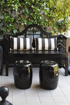 White Outdoor Furniture, Front Porch Furniture, Balkon Decor, Pallet Sofa, Porch Furniture, Black Garden, Wicker Decor, Black And White Decor, Front Porch Decorating