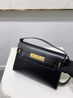 YSL's latest bag-type flip-top Manhattan baguette, which can be paired with a small suit or casual! The retro distressed hardware also looks very high-end bag!

Dimensions 24x6x17.5 Ysl Women, Large Leather Bag, Lv Purse, Small Leather Bag, Lv Shoes, Medium Handbags, Latest Bags, Lv Handbags, Baguette Bag