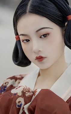 Ancient Chinese Makeup, Traditional Chinese Makeup, Hanfu Makeup, Chinese Traditional Makeup, Chinese Historical Fashion, Girl Face Drawing, Face Study, Geisha Art, Japanese Makeup