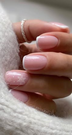 Christmas Subtle Nails, Neutral Christmas Nails, Subtle Christmas Nails, Holiday Nails Christmas, Milky Nails, Christmas Gel, Nagel Tips, Subtle Nails, Christmas Nails Easy