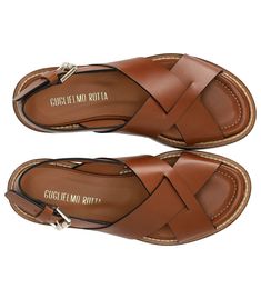 Quito sandal from Guglielmo Rotta, made of tan leather, featuring a frontal cross and an adjustable ankle strap. Padded insole, leather sole. Heel height 2.5 cm. Brown Flats, Leather Sandals Flat, Leather Sandals Women, Flats Shoes, Quito, Pumps Flat, Dream Board, Brown Sandals, Crossbody Tote