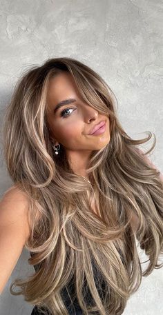 Get ready to slay with these stunning new hair colour ideas! Unleash your inner beauty with these fresh and bold hair colour inspiration. Explore the latest trends and find your perfect new look. 💁‍♀️ Brown Hair Inspo, Brunette Hair With Highlights, Brown Hair Balayage, Brown Blonde Hair, Hair Color Balayage, Hair Inspiration Color