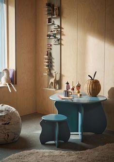 a child's table and chair in a room