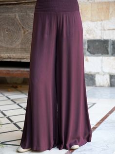 Full length Elastic thread waistband Extra wide flared fit Model is 168cm (5 feet 6 inches) and wearing size M. Item Code: wP6402 Stylish Pants, Flared Trousers, Islamic Clothing, Fashion Attire, Flare Trousers, Flared Pants, Pants Design, Comfortable Dress, Pakistani Fashion