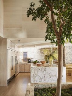 White cabinets are the most popular choice for marble kitchens, but there are some beautiful deep browns and even a pale green which also looks fabulous. Some of the marble continues upwards as a backsplash, while other kitchens preferred herringbone or subway tiling. Marble also makes a stunning backdrop for some bright pink flowers! Kelly Wearstler Interiors, Malibu Beach House, Malibu Home, Modern Beach House, Kelly Wearstler, Residential Interior, Residential Design, House Inspo