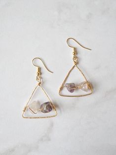 Hammered Metal Jewelry, Wire Jewelry Earrings, Earrings Diy Handmade, Hardware Jewelry, Natural Stone Earrings, Stylish Earrings, Wire Wrapping Stones, Wire Work Jewelry, The Triangle