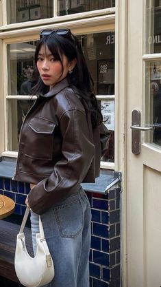 @tingting_lai on instagram Tagaytay Outfit, White Bag Outfit, Accessories Capsule, Bag Outfit Ideas, Brown Jacket Outfit, Girls In Dresses, Flowers Architecture, Spring Fashion Essentials, Fall Leather Jacket