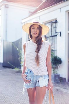 end of summer Jean Shorts Outfit, Twisted Hair, Womens Clothes, Denim Cutoffs, Casual Summer Outfits, Spring Summer Outfits, Beach Dress