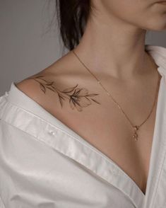 Tatuagem Feminina No Ombro – 24 Ideias Para Se Inspirar! Small Feminine Tattoos, Bone Tattoos, Petite Tattoos, Inspiration Tattoos, Tatuaje A Color, Shoulder Tattoos For Women, Stylist Tattoos, Collar Bone Tattoo, Spine Tattoos