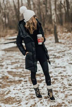 TRY This winter hot outfits collections. Enjoy walking with perfect winter snow boots. Portret Feminin, Sweat Noir, Winter Outfits Snow, Winter Mode Outfits, Black Snow Boots, Long Puffer Jacket, Winter Outfits Cold, Snow Outfit