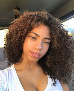 Eyebrows Eyelashes, Beautiful Curly Hair, Peinados Fáciles Para Cabello Corto, Curly Girl Hairstyles, Fluffy Hair, Curly Girl, Light Skin, Puerto Rican