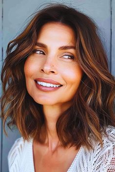 Medium-length waves medium-length hairstyles for women over 40. Over 45 Hairstyles, Over 40 Short Hairstyles, Round Faces Hairstyles, Medium Length Curly Hairstyles, Medium Short Hairstyles, Medium Length Hair Women, Auburn Hair With Highlights, Watercolor Borders, 40 Year Old Women